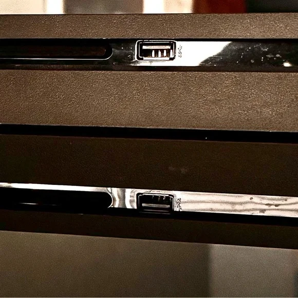 Sony PS4 console, 2 controllers & 10 games - Picture 3 of 5